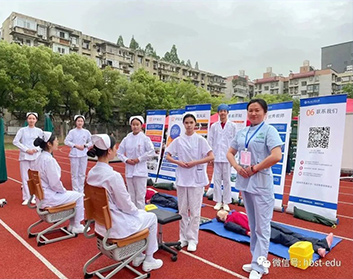 直击2023中招会现场湖北现代科技学校展台热闹非凡