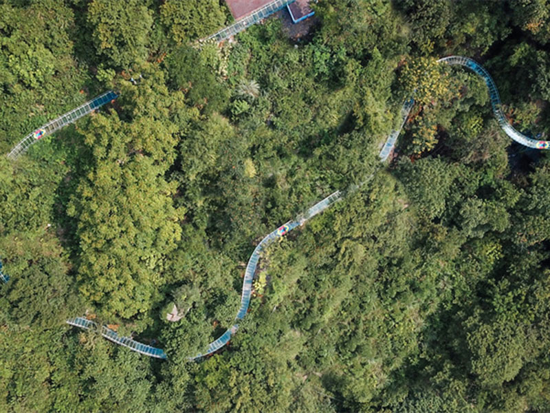 玻 璃 水 滑 道