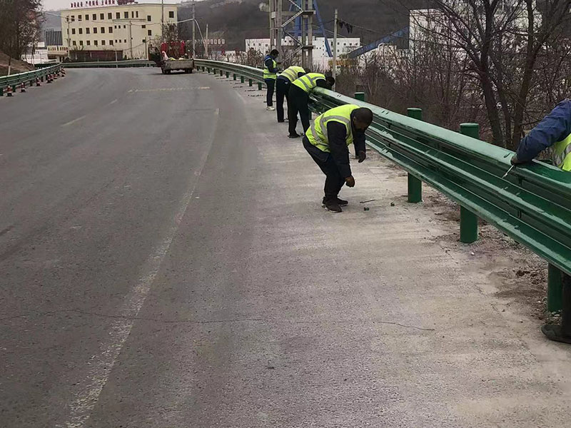 公路防撞护栏施工