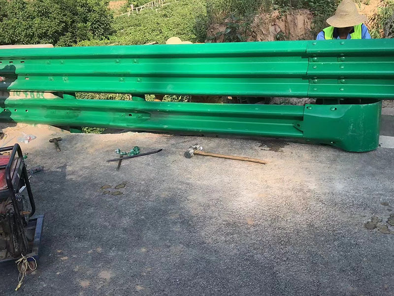 公路防撞护栏施工