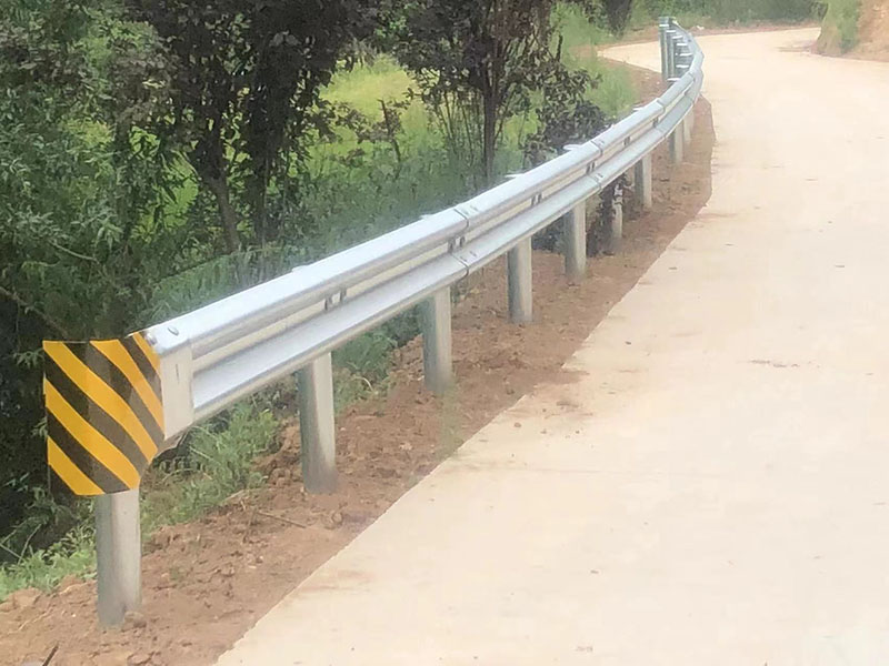 公路防撞护栏施工