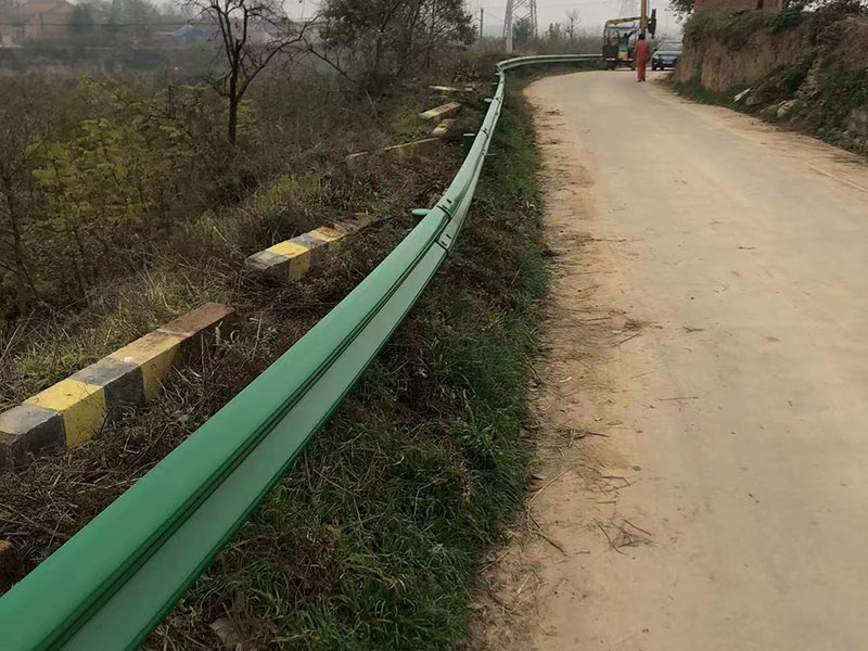 公路防撞护栏施工
