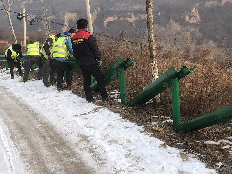 公路防撞护栏施工