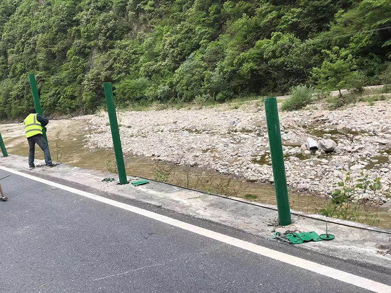 公路防撞护栏施工
