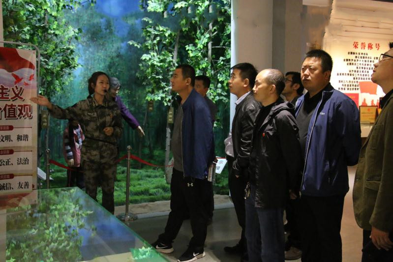榆林市市委党校鄂尔多斯党校参观治沙连